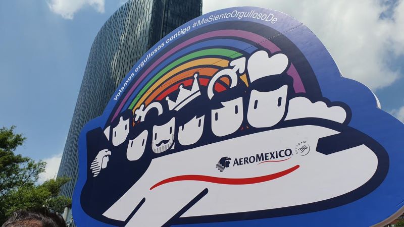 Aeroméxico participa en la marcha del orgullo LGBTTI